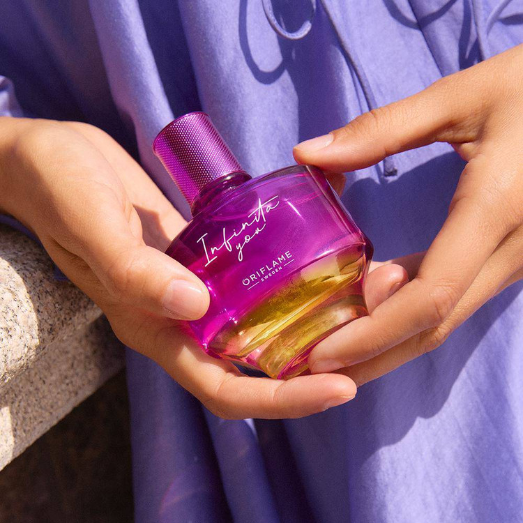 عطر اینفینیتا یو در دست